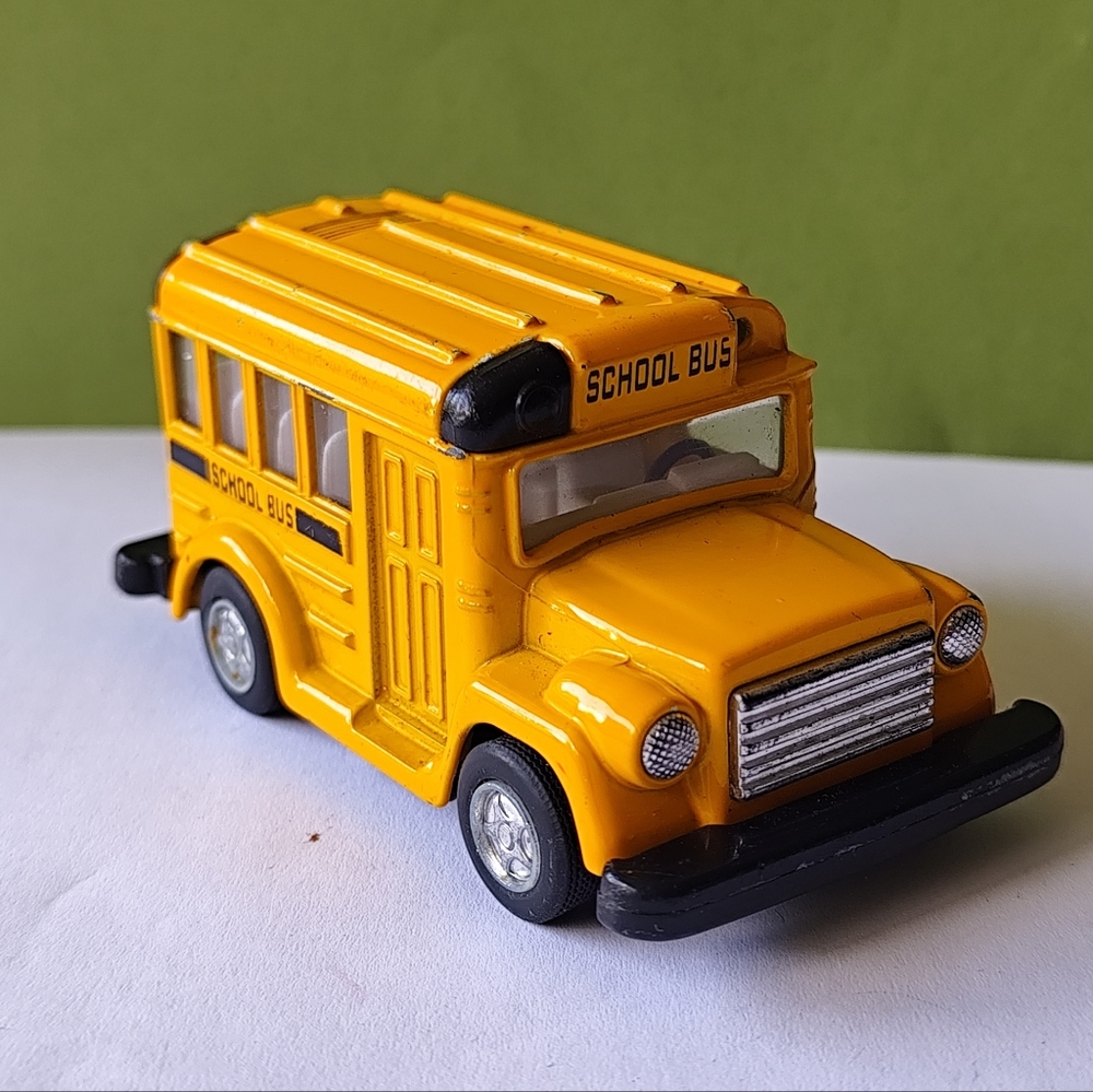 4/$20💥Kintoy Yellow Mini-Short School Bus Diecast Pull Back